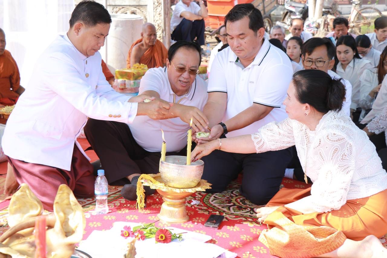 ក្រុមការងារ និងនិស្សិតអាហារូបករណ៍ អ.ម.ត ខេត្តកំពត ចូលរួមពិធីបើកការសាងសង់អាស្រមលោកតា នៅវត្តអង្គឈូក