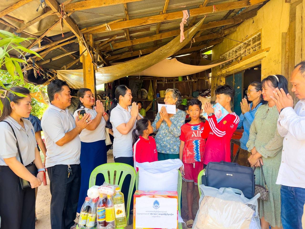 តំណាងនិស្សិតអាហារូបករណ៍ អ.ម.ត ខេត្តព្រះសីហនុ ចុះសាកសួរសុខទុក្ខ និងនាំយកអំណោយដ៏ថ្លៃថ្លារបស់ សម្តេចមហាបវរធិបតី ហ៊ុន ម៉ាណែត និងលោកជំទាវបណ្ឌិត ពេជ ចន្ទមុន្នី ប្រគល់ជូនគ្រួសារកុមារាកុមារី មានពិការភាព (គនិងថ្លង់ពីកំណើត)