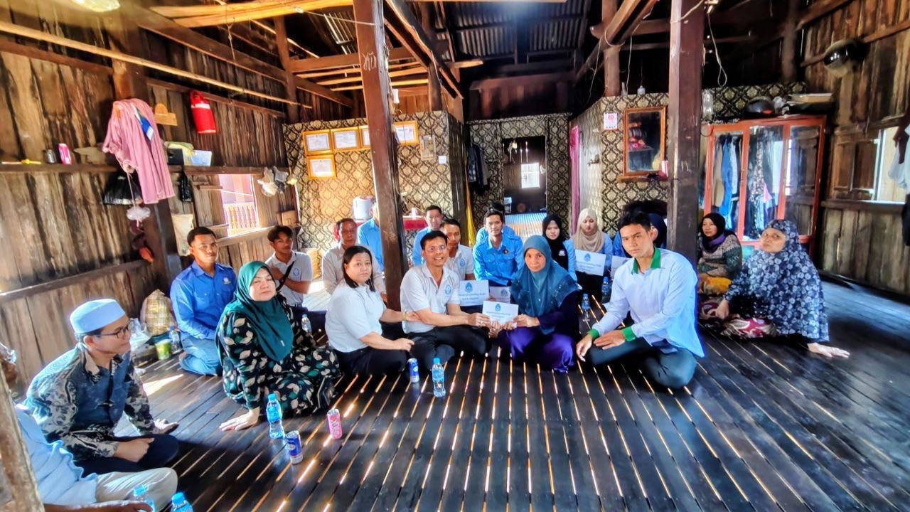 ក្រុមការងារអាហារូបករណ៍ អ.ម.ត ខេត្តក្រចេះ ចុះសាកសួរសុខទុក្ខ និងនាំយកថវិកាឧបត្ថម្ភប្រគល់ដល់និសិ្សតអាហារូបករណ៍ អ.ម.ត ដែលមានជីវភាពខ្វះខាត នៅស្រុកឆ្លូង ខេត្តក្រចេះ